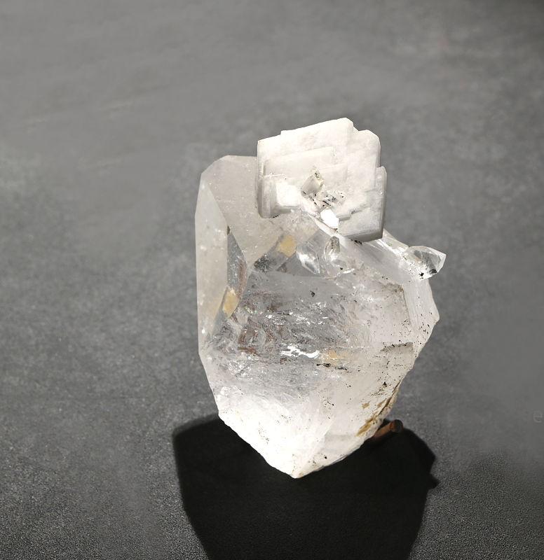 Baryt auf Quarz | H: 3 cm, F: Maseinerköpfe, Beverin, GR (Sammlung ETH-Zürich; 83025, Leg. H. Schweizer)