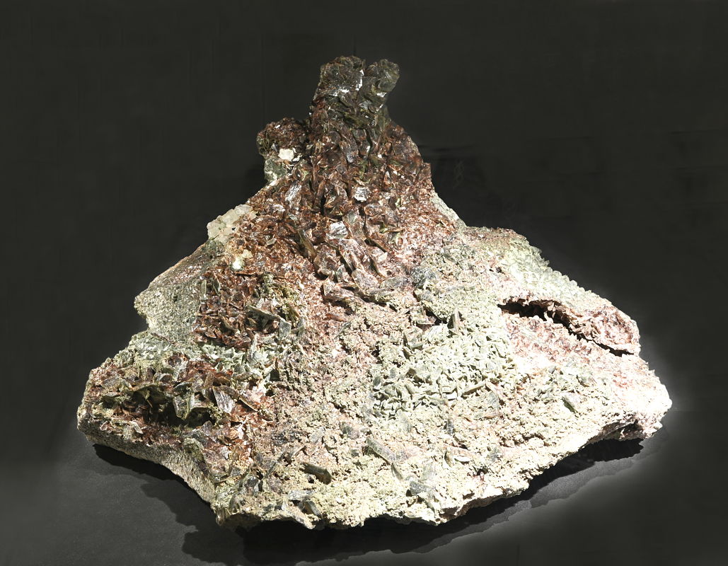Grosse Axinit-Stufe teils mit Chlorit | B: 25 cm, F: Vallatscha, GR (Sammlung ETH-Zürich; 193913)