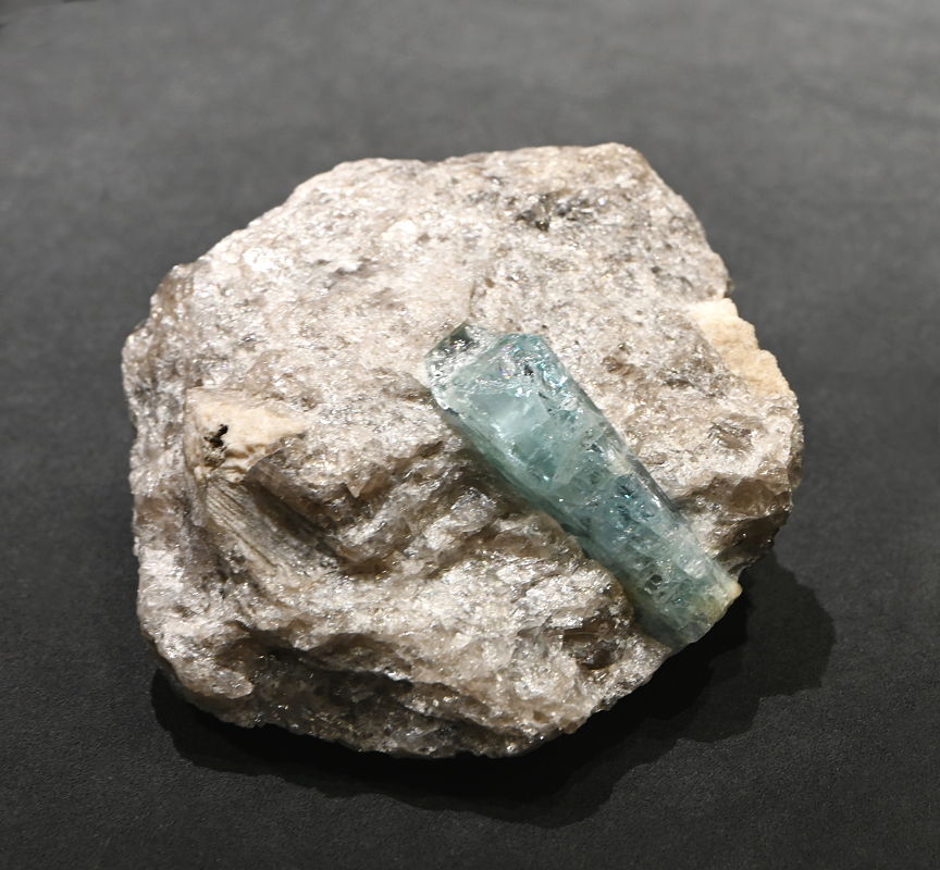 Aquamarin (Beryll) | B: 5 cm, F: Trubinasca, Bergell, GR (Sammlung ETH-Zürich; 82039, Leihgabe Prof. M. Weibel)