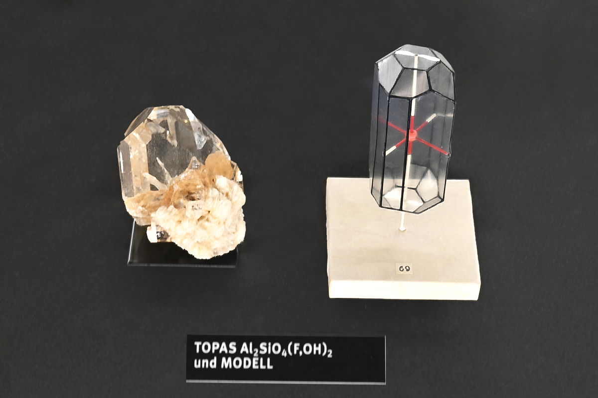 Topas Kristall und Modell, Beispiel für das orthorombische Kristallsystem | HK: 4 cm; (Sammlung ETH-Zürich)