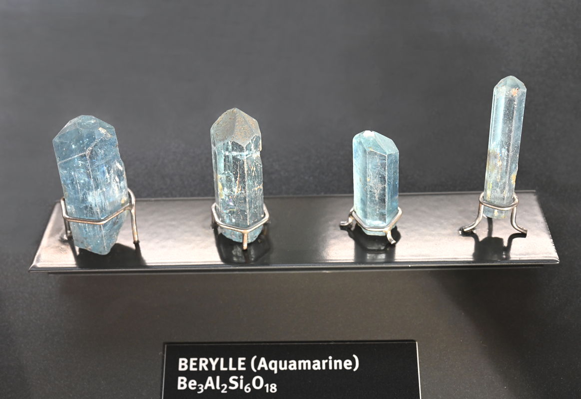 4 Aquamarine (Berylle) | BB: 16 cm, F: Nigeria (Sammlung ETH-Zürich; 98014 b-e; Leihgabe Dr. Ch. Kerez)