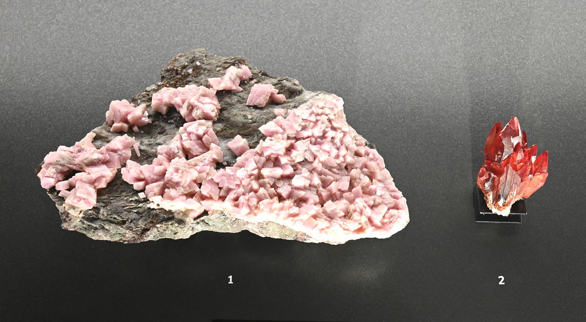 Rhodochrosit | 1. auf Matrix, B: 10 cm, F: Arnsberg, Westfalen, Deutschland; 2. Kristalle in Form von Skalenoedern, H: 4 cm; F: N‘Chwaning Mine, Südafrika (Sammlung ETH-Zürich; VS 6069; 78022)