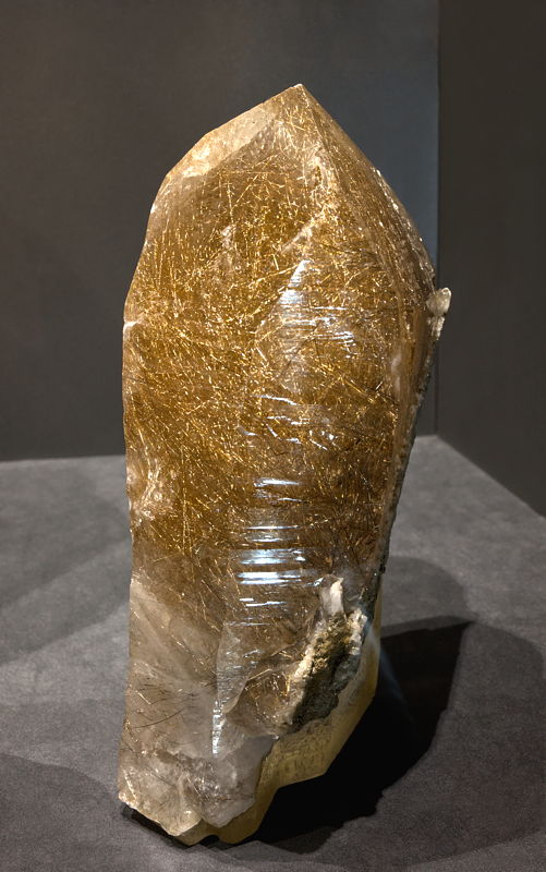 Rutilquarz-Spitze aus dem berühmten Fund | H: 22 cm, F: Piz Aul, GR (Sammlung ETH-Zürich)