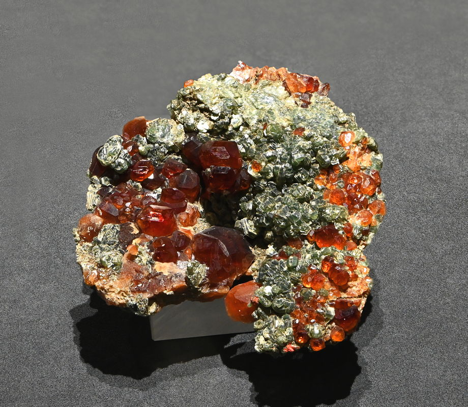 Hessonit (Granat) mit Diopsid | B: 6 cm, F: Alpe Mussa, Piemont, Italien (Sammlung ETH-Zürich)