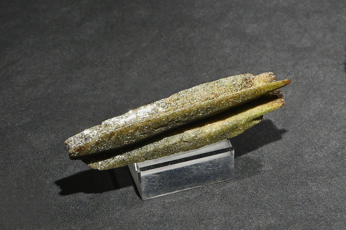 Titanit (Penetrationszwilling) | B: 5.5 cm, F: Maighelsgletschern, GR (Sammlung ETH-Zürich; 194536)