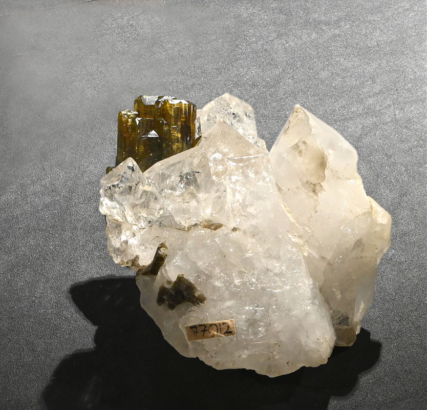Epidot auf Quarz | B: 6 cm, F: Alp Cavrein, GR (Sammlung ETH-Zürich; 77012)