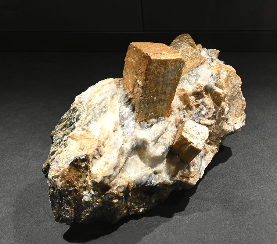 Andalusit | B: 10 cm, F: Alp Lisenz, Sellrain, Tirol, Österreich (Sammlung ETH-Zürich; 7360)