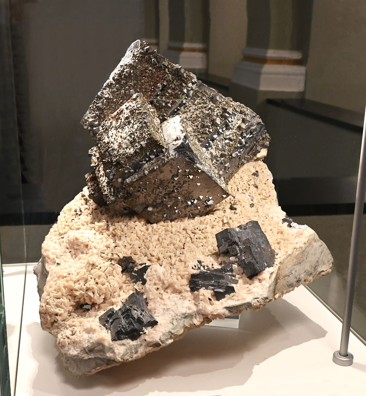 Grosses Bleiglanz-Stufe mit Zinkblende und Pyrit auf Dolomit | B: 35 cm, F: Picher, Tri-Mining District; Standort im Gang vor 