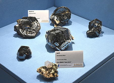 Eisenrosen aus der Wiser-Sammlung, Fundort Lucendro und Fibbia (Aufnahme an den Münchner Mineralientagen 2016)
