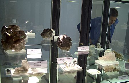 Vitrine mit diversen erstklassigen Quarzstufen| in der Ausstellung im ersten Stock