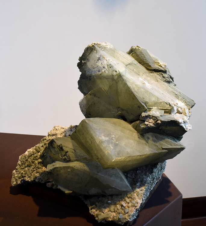 Adular-Gruppe mit wenig Chlorit auf Muttergestein. H: 25 cm F: Starlera (GR)| Sammlung: Naturmuseum Chur