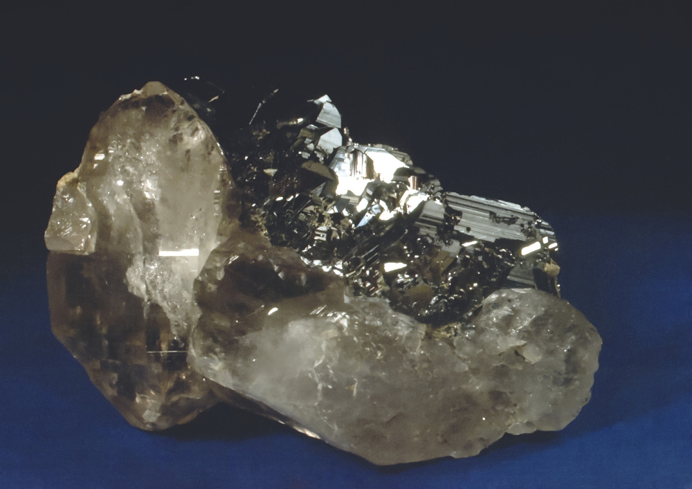 Hämatit auf Quarz, B: 9 cm; F: Cavradi-Schlucht (GR)| Privatsammlung