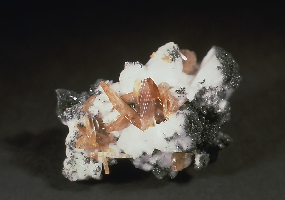 brauner Titanit auf Periklin mit Chlorit, B: 5 cm; F: Stgegia (GR)| Privatsammlung