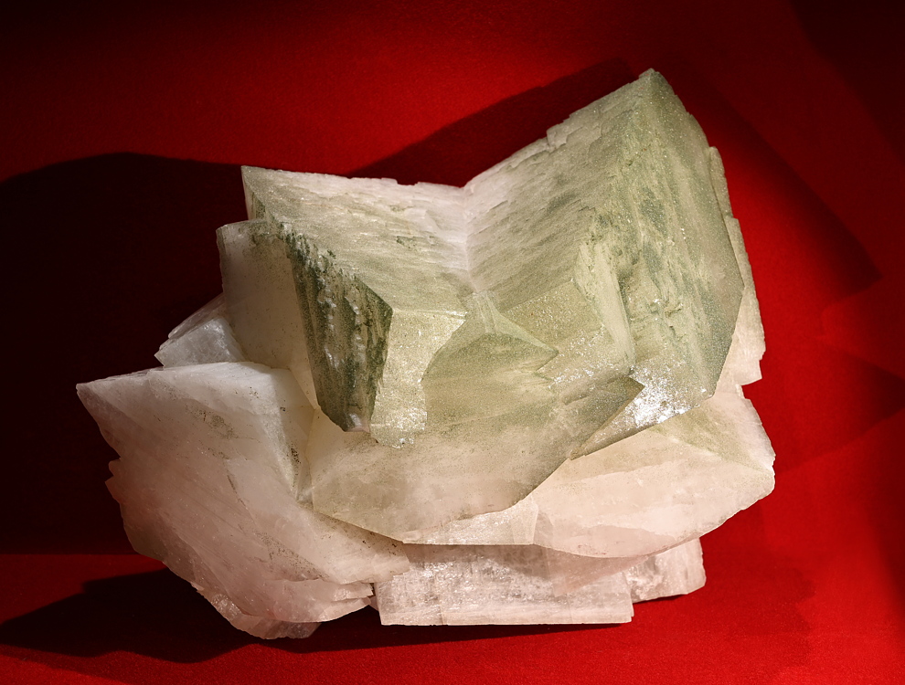 Adular-Mehrling mit wenig Chlorit überstäubt; B: 20 cm; F: Starlera (GR)| Privatsammlung