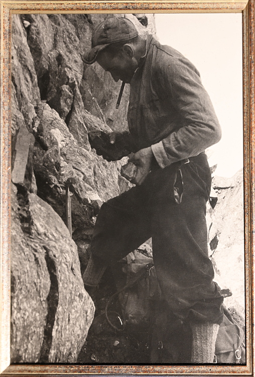 Giusep vor der 1958 entdeckten Rauchquarzkluft an der Bianca (GR) | - einer seiner besten Funde.