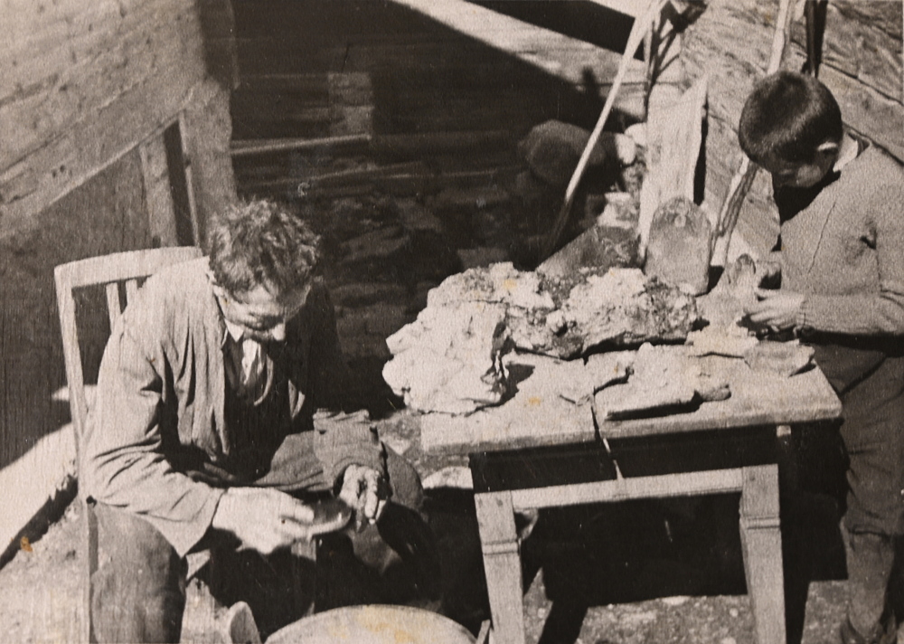 Giusep hilft seinem Vater beim Mineralienreinigen | draussen vor ihrem Haus