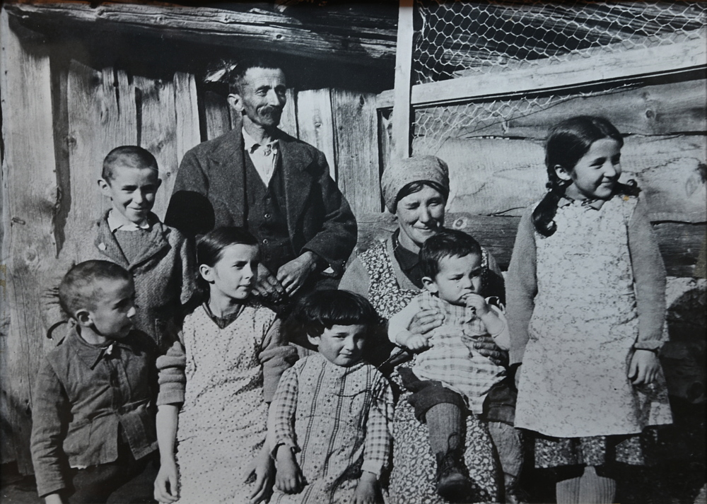 Das berühmte Familienfoto der Famile von Leci Venzin (Fuorns) ca. 1938 (Giusep ist oben links) | Das Foto ist auch im Buch von Pater Flurin Maissen abgebildet.