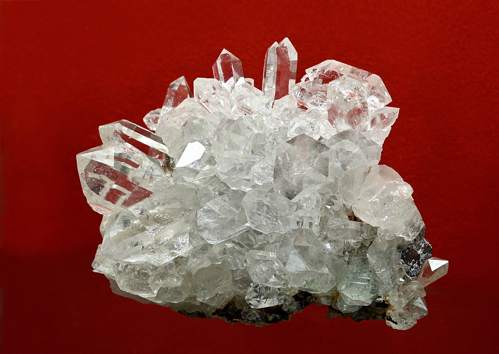 Klare Bergkristallgruppe mit etwas Sagenit, B: 11 cm; F: Lukmanierschlucht (GR)| Privatsammlung