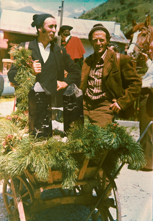 Die zwei Rauchquarze als Attraktion an einem Fest in Curaglia | ca. 1971