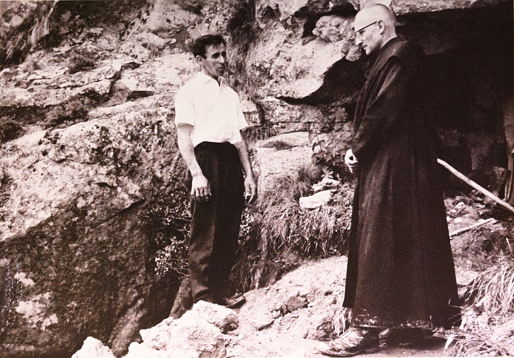 Giusep mit Pater Flurin Maissen vor der grossen Adular-Kluft an der Starlera | im Val Cristallina (GR) ca. 1958
