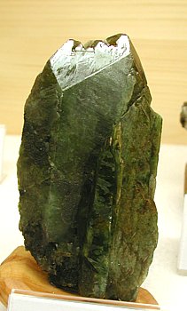 dunkelgrüner Riesen-Sphen (Titanit)| Amertal, AT; H: 13cm; Coll. Wolfgang Vötter