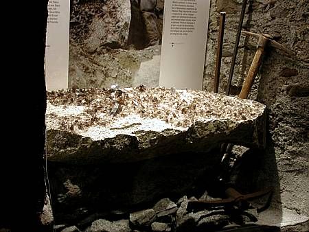 Grosse Rauchquarzplatte, Val Giuf GR; B: ca. 1m; Tumaisch Curschellas mit Strahlerwerkzeug in separater Vitrine vor dem 'Kristallkeller'