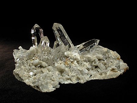 Quarzgruppe mit Periklin| Gerental, VS; B: 22cm; T: 12cm; längster Kristall 8cm 