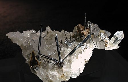 Rutil auf Siderit und Quarz| Lukmanierschlucht, GR; längste Nadel: 23mm, Stufenbreite: 5cm 