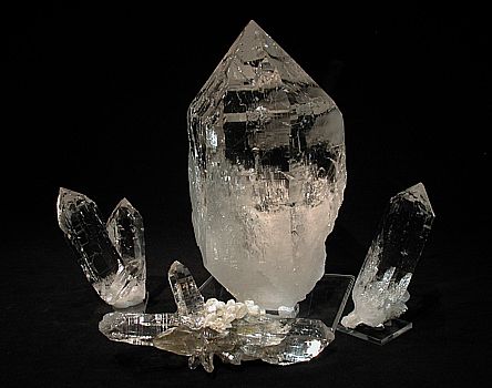 Mehrere Quarze| Gruppe im Vordergrund Gerental, VS, 3 Spitzen Faulhorn VS; grösster Kristall H: 23cm 
