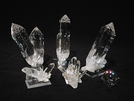 Quarze gruppiert| Gruppen und geschliffener Stein im Vordergrund Gerental, VS, 3 Spitzen Faulhorn VS; mittlerer Kristall hinten H: 12.5cm 