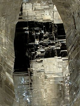 Strukturen auf den Prismenflächen| Detailbild aus vorangehendem Quarz (auf Periklinrasen, Gerental, VS; H: 23cm; Kristall L: 13cm) 