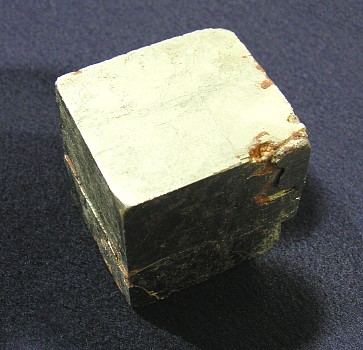 Pyrit (sauberer Würfel)| Massaschlucht, Binntal; KL: 5cm (Sammlung Ewald Gorsatt)