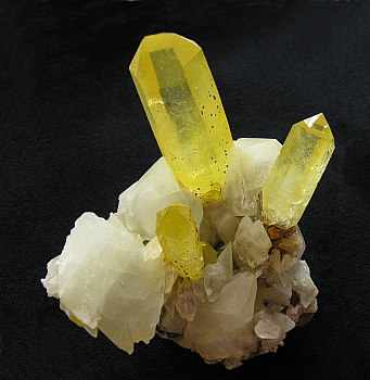 Gelber Quarz und Calcit| die Farbe stammt von einem Eisenoxidüberzug; Val Lumnezia, GR; H: 12cm (Sammlung Heini Luginbühl)