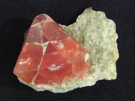 Rosa Fluorit| Frunthorn, GR; B: 6cm (Sammlung Mineralogische Sammlung, ETH-Z)