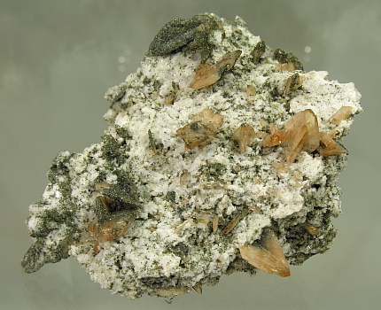 Titanit, Periklin, Apatit| Lukmanier, GR; B: 9cm (Sammlung Josef Scherer-Pally)