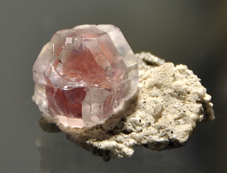 Zweifarbiger modifizierte Fluorit-Oktaeder| hell mit rosa Kern; F: Bächlital, BE; B: 4cm (Sammlung Peter von Bergen)
