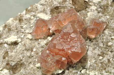 Rosafluorit auf Granit|  F: Zinggenstock, BE; BB: 10cm (Sammlung Hans Rufibach)