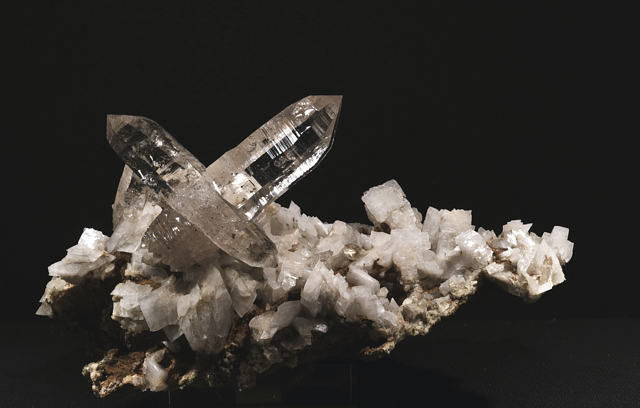 Klare Bergkristalle auf Adular| B: ca. 20cm; Fundort: Rauris