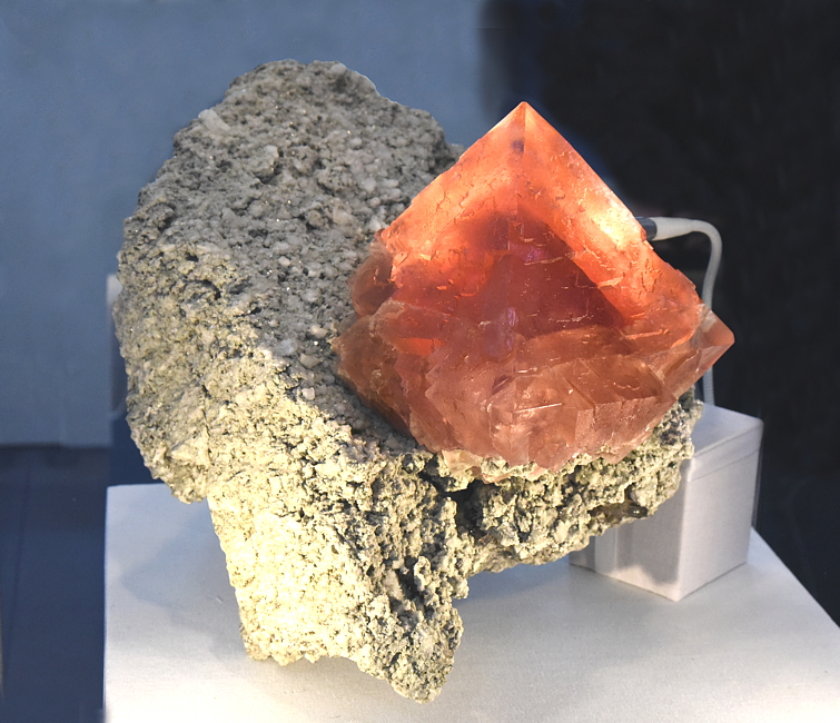 Riesiger Rosafluoritkristall auf ausgelaugtem Granit| (repariert) B: 40 cm; F: unbekannt; Sammlung: unbekannt