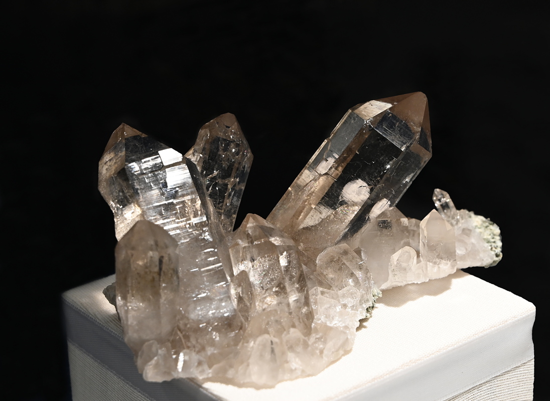 klare Bergkristallgruppe| B: 10 cm; F: Val Cavrein, GR; Sammlung: Lukas von Känel