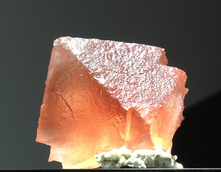 Grosser Rosa-Fluorit-Kristall| B: 10cm; Fundort: Planggenstock, Göscheneralp (UR)