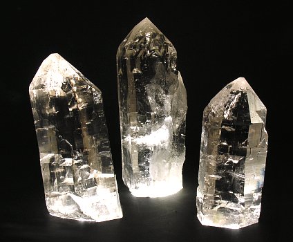 3 wasserklare Bergkristalle| H: 35cm; Fundort: Planggenstock, Göscheneralp (UR)