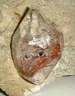 Aufgewachsener Doppelender mit Rutileinschluss,  Fundort: Val Curnera, Tujetsch GR. Abmessung: Kristall L: 68mm, B: 45mm