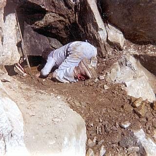 Der Strahler an der Arbeit im Val Val, Tujetsch GR., Häufig auf den Knien wird nach Kristallen gegraben.