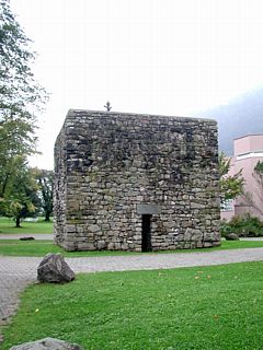 Ruine Turmmatt Seedorf, ein paar Meter neben dem Museum befindet sich diese Turm-Ruine. Der Turm wird um das Jahr 1200 datiert und es wird vermutet, dass er zu einem herrschaftlichen Hof gehörte. 