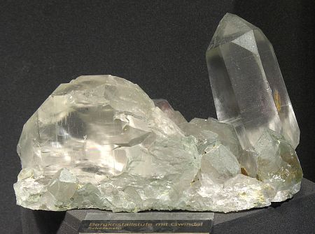 Bergkristallgruppe mit Gwindel| H: 14cm; F: Schöllenen (UR); Coll. Fredy Fallegger (Seedorf) 