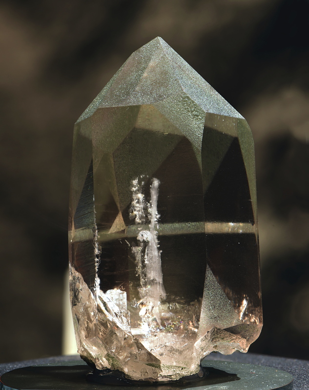 Bergkristall mit Faden| H: ca. 5 cm; F: Fieschergletscher, VS; Sammlung: Bruno und Andreas Köppel 