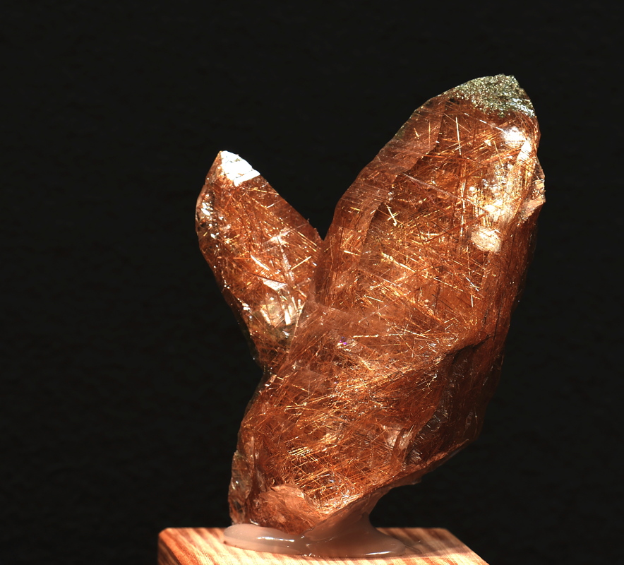 Quarz mit Rutileinschluss| H: ca. 6 cm; F: Val Curnera, GR; Sammlung: Matthias Oettli 