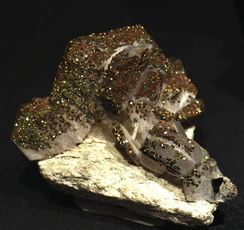 Pyrit auf Calcit| B: ca. 7 cm; F: Val Canaria, TI; Sammlung: Carlo Peterposten 