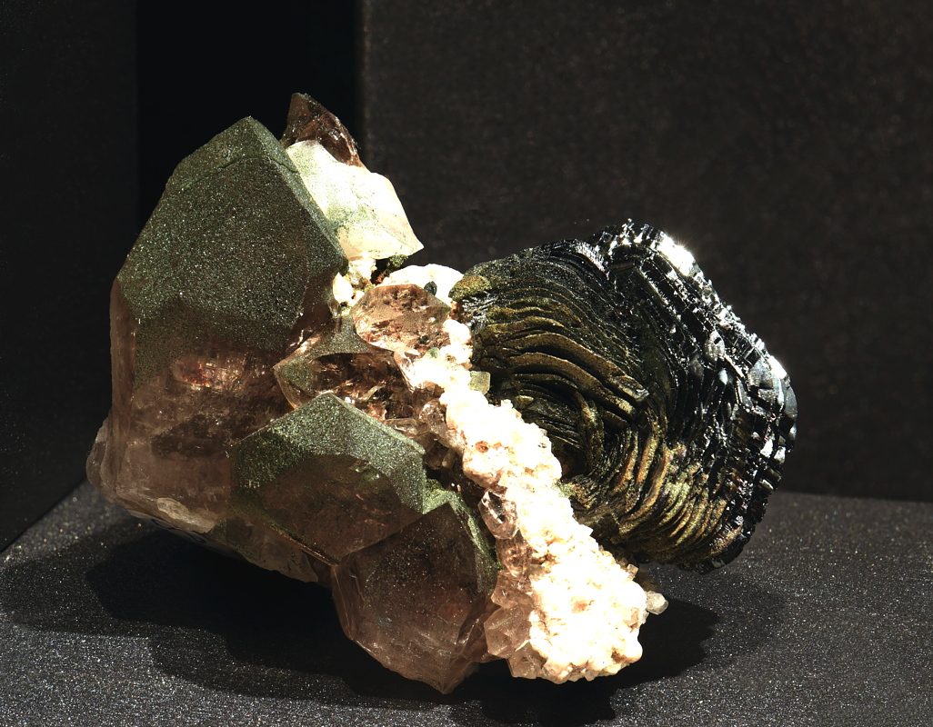 Eisenrose auf Quarz und Adular mit Chlorit| B: ca. 6 cm; F: Fibbia, TI; Sammlung: Carlo Peterposten 